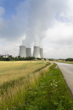 Güneşli günde soğutma kuleleri ile Buhar Buhar nükleer enerji istasyonu