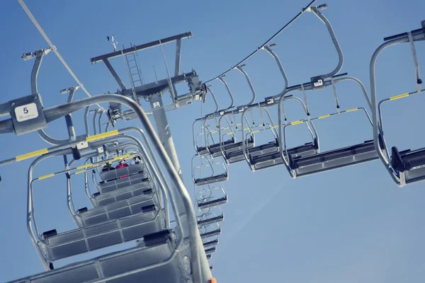 Gefilterde vintage foto van ski-stoeltjeslift — Stockfoto