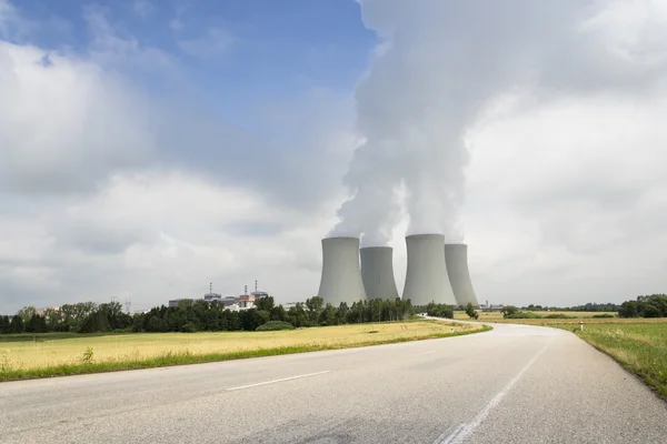 Koeltorens met stoom damp in kerncentrale op zonnige dag — Stockfoto