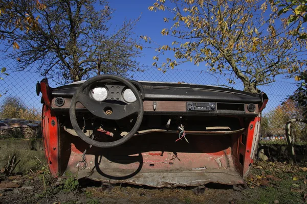 Rusty vintage carro cortado ao meio em um dia ensolarado no outono — Fotografia de Stock