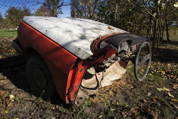 Voiture vintage rouillée coupée en deux par une journée ensoleillée en automne — Photo