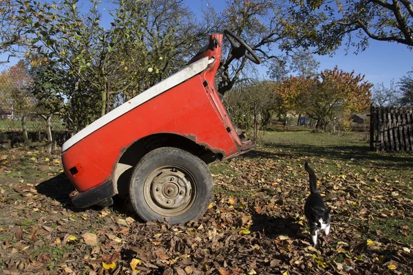 Rusty auto d'epoca tagliato a metà in una giornata di sole in autunno — Foto Stock