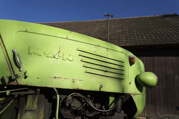 Oude groene vintage trekker staat op boerderij werf — Stockfoto