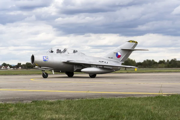 Hradec kralove, Tschechische Republik - 5. September 2015: Kampfjet mikoyan-gurevich mig-15 entwickelt für die sowjetische Gewerkschaft, der am 5. September 2015 in hradec kralove, Tschechische Republik, auf der Landebahn rollt. — Stockfoto