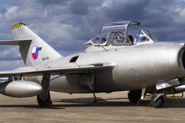 Hradec Kralove, Çek Cumhuriyeti - 5 Eylül: Jet avcı uçağı Mikoyan-Gurevich Mig-15 Sovyetler Birliği üstünde uçak pisti üzerinde duran 5 Eylül 2015 Hradec Kralove, Çek Cumhuriyeti için geliştirilen..
