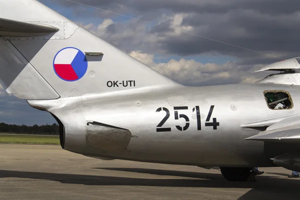 Hradec Kralove, Cseh Köztársaság - szeptember 5.: sugárhajtású vadászrepülőgépe Mikojan-Gurevich Mig-15 kifejlesztve a Szovjetunió állt a kifutópálya szeptember 5-én 2015-ig Hradec Kralove, Cseh Köztársaság.. — Stock Fotó