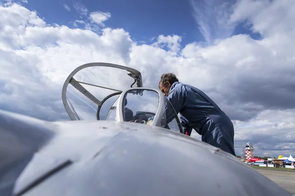 HRADEC KRALOVE, CZECH REPUBLIC - SEPTEMBER 5: Pilot of jet fighter aircraft Mikoyan-Gurevich MiG-15 developed for the Soviet Union standing on runway on September 5, 2015 in Hradec Kralove, Czech repu — Stock Photo, Image