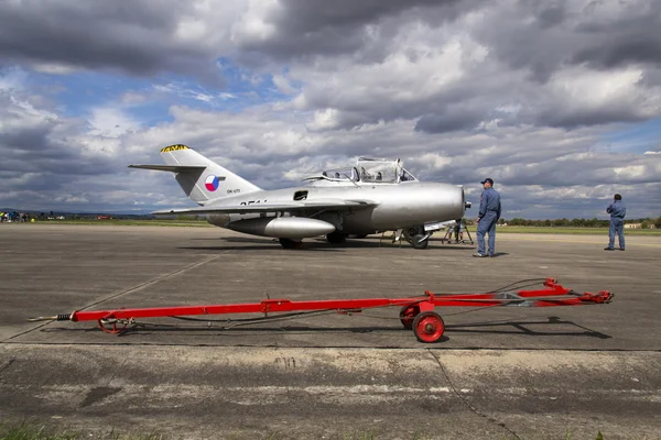Χράντεκ Κράλοβε, Τσεχία - 5 Σεπτεμβρίου: πιλότος των αεριωθούμενων μαχητικών αεροσκαφών Mikoyan-Gurevich Mig-15 αναπτύχθηκε στην ΕΣΣΔ υπόληψη στο διάδρομο για 5 Σεπτεμβρίου 2015 σε Χράντεκ Κράλοβε, Τσεχική Δημ — Φωτογραφία Αρχείου