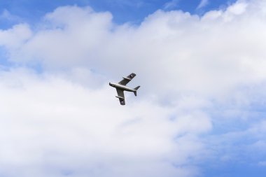 Jet avcı uçağı Mikoyan-Gurevich Mig-15 uçan dramatik bulutlar ile