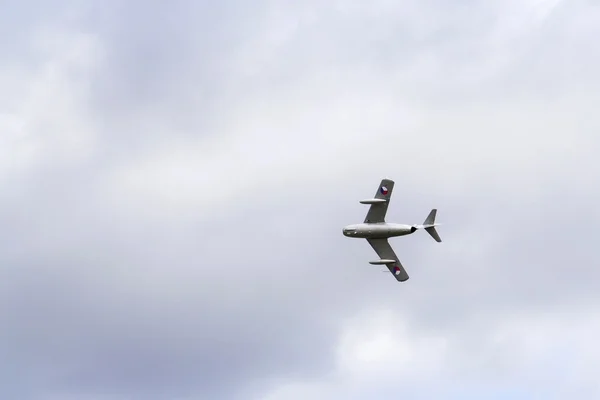 Avion de chasse Mikoyan-Gurevich MiG-15 volant avec des nuages spectaculaires — Photo