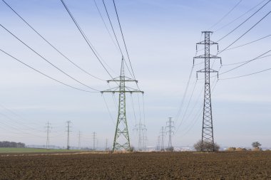 Arka plan gökyüzü bulutlu dağıtım güç istasyonu maviden önde gelen elektrik direkleri
