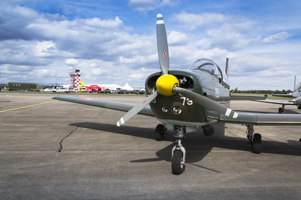 Svájci Pilatus Warbird műrepülő csapat P3 szórólapok repülőgép 2015. szeptember 5., Hradec Kralove, Cseh Köztársaság. — Stock Fotó