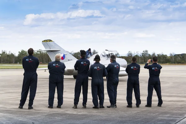 Svájci Pilatus Warbird műrepülő csapat P3 szórólapok repülőgép 2015. szeptember 5., Hradec Kralove, Cseh Köztársaság. — Stock Fotó