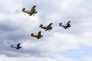 Antonov An-2 çift kanatlı uçan grup
