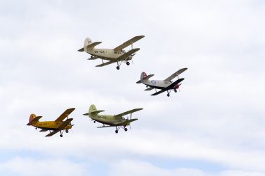 Antonov An-2 çift kanatlı uçan grup