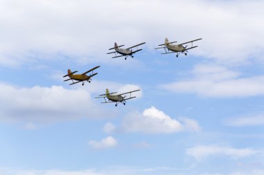 Antonov An-2 çift kanatlı uçan grup