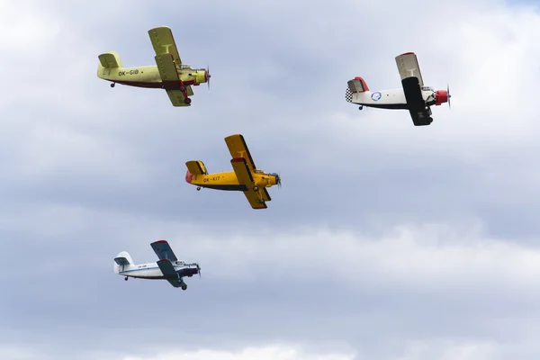 Grupo de Antonov An-2 biplanos voando — Fotografia de Stock