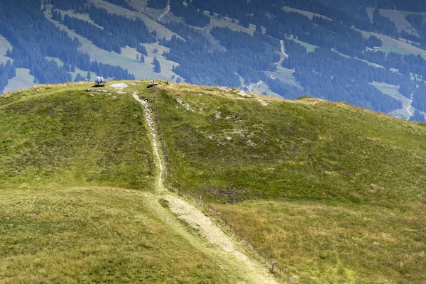 オーストリアのアルプスの山々 とのどかな夏の風景にベンチを持つ人々 — ストック写真