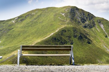 Pastoral yaz Alp Dağları manzara Avusturya ile ahşap Bank