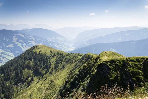 Drewniane ławki z letnich sielankowy krajobraz gór Alp w Austrii — Zdjęcie stockowe