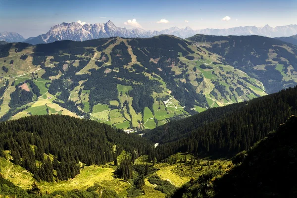 与最高的峰值比恩峰田园夏天罗马山区景观阿尔卑斯山 — 图库照片