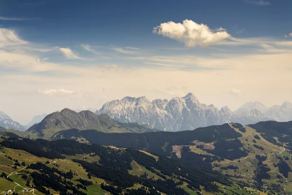 与最高的峰值比恩峰田园夏天罗马山区景观阿尔卑斯山 — 图库照片