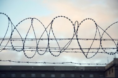 Hapishane duvarları bağlı dikenli tel çit