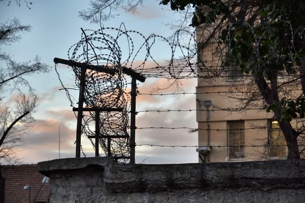 Επισυνάπτεται γύρω από τους τοίχους της φυλακής μηχανή αγκαθώματα φράχτη — Φωτογραφία Αρχείου