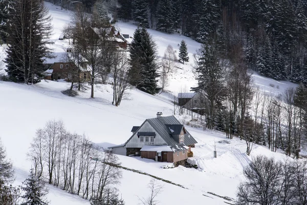 Campo nevado helado con casas en un día soleado de invierno — Foto de Stock