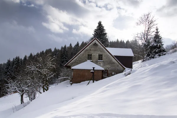 Сніговий покритий будинок в морозних горах країни — стокове фото