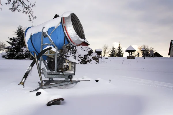 Máquina para hacer nieve en pista en estación de esquí en país nevado —  Fotos de Stock