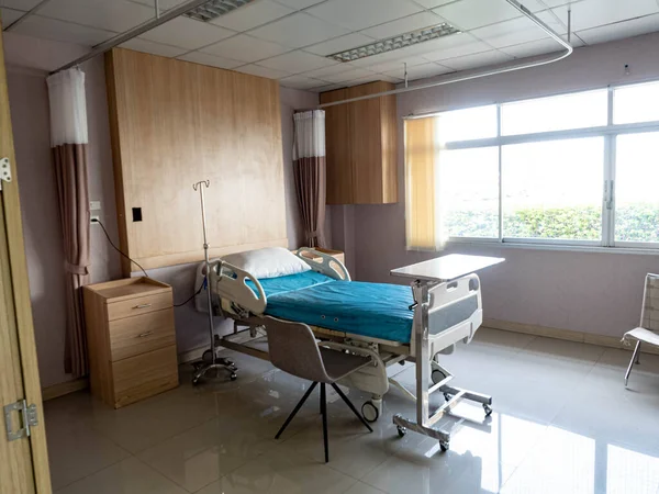 Tedavi Odasındaki Hastane Kliniği Laboratuvarda Akrabalar Için Konforlu Yataklar Mevcuttur — Stok fotoğraf