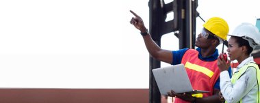 Foreman mühendisi African şapka sarı kırmızı güvenlik konuşması telefon, not defteri tableti bilgisayarı. Kadın erkek, parmak göstererek el işi ihracat terminali şirketini işaret ediyor. 
