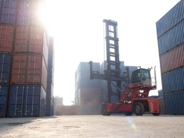 Terminal depo ipotek kargo konteynırı turuncu renkli vinç vinç ticaret mühendisi teknoloji nakliye şirketi lojistik ekommerce uluslararası ithalat ihracatı.