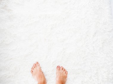 Üst görünüm ayaklar, ayak parmaklar yalın ayak battaniye, halı paspası, duvar halısı, izole edilmiş arka plan, fotokopi, özgürlük, tatil, tatil, tatil, tatil, tatil, tatil, tatil, tatil, kumsal turizmi.  