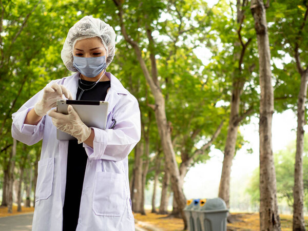 Больничная лаборатория врач медсестра ученый носить маску перчатки равномерная работа карьера тачскрин технологии цифровой планшет ноутбук компьютер отчет информации документ здравоохранения пациента вакцина