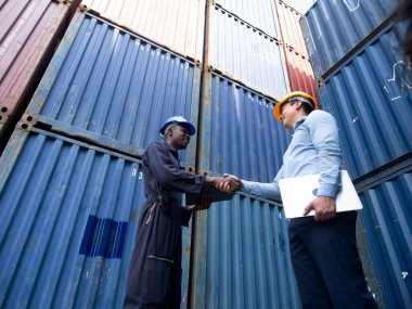 İşadamları CEO 'su Güney Afrika Gümrük Komisyoncusu, Kargo Ticaret Limanı Lojistik Konteynır Anlaşması Paketleme Listesi Köken Sigorta Sertifikası İhracat İthalat Servisi dahil olmak üzere el sıkışıyor 