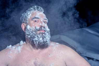 Karda koşan adam   