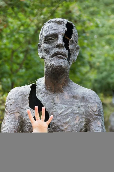 Uma Figura Metal Homem Com Uma Rachadura Através Qual Mão — Fotografia de Stock