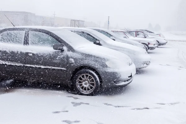 Αυτοκίνητα στο χώρο στάθμευσης στο χιόνι — Φωτογραφία Αρχείου
