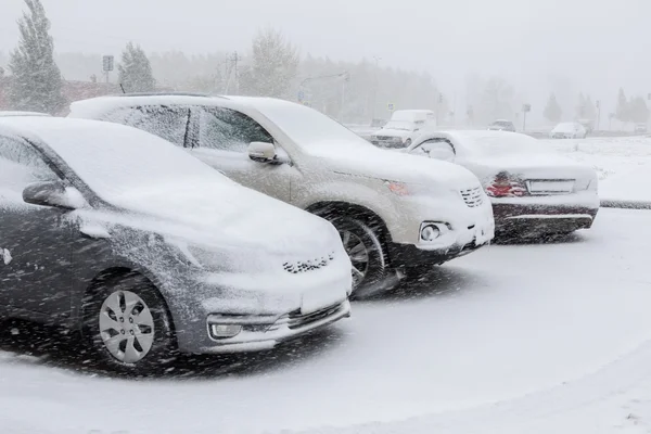 Αυτοκίνητα στο χώρο στάθμευσης στο χιόνι — Φωτογραφία Αρχείου