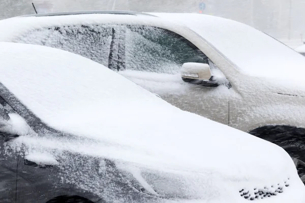 Delante de los coches en la nieve —  Fotos de Stock