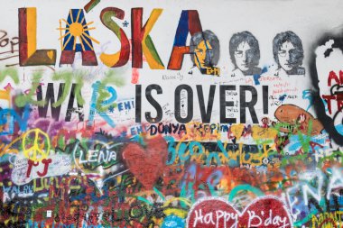 John Lennon ve farklı yazıtlar görüntü ile grafiti