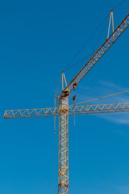 Gökyüzüne karşı inşaat vinci 