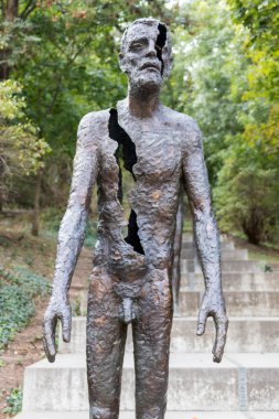 Bir adam kusurları ile metal bir rakam