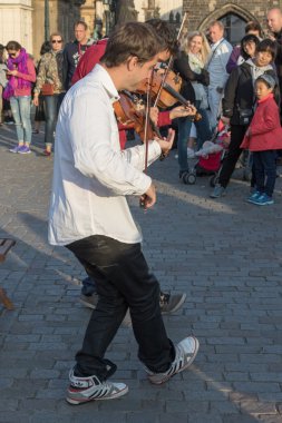 Bir keman ve onun elinde yay ile sokak kemancı