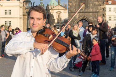 Bir keman ve onun elinde yay ile sokak kemancı