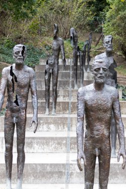 Çatlaklar ile metal adamlar 