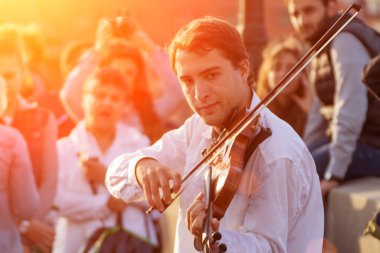 Gitar çalan bir adam