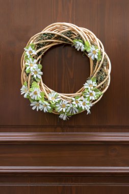 Papatya ile dekoratif çelenk 